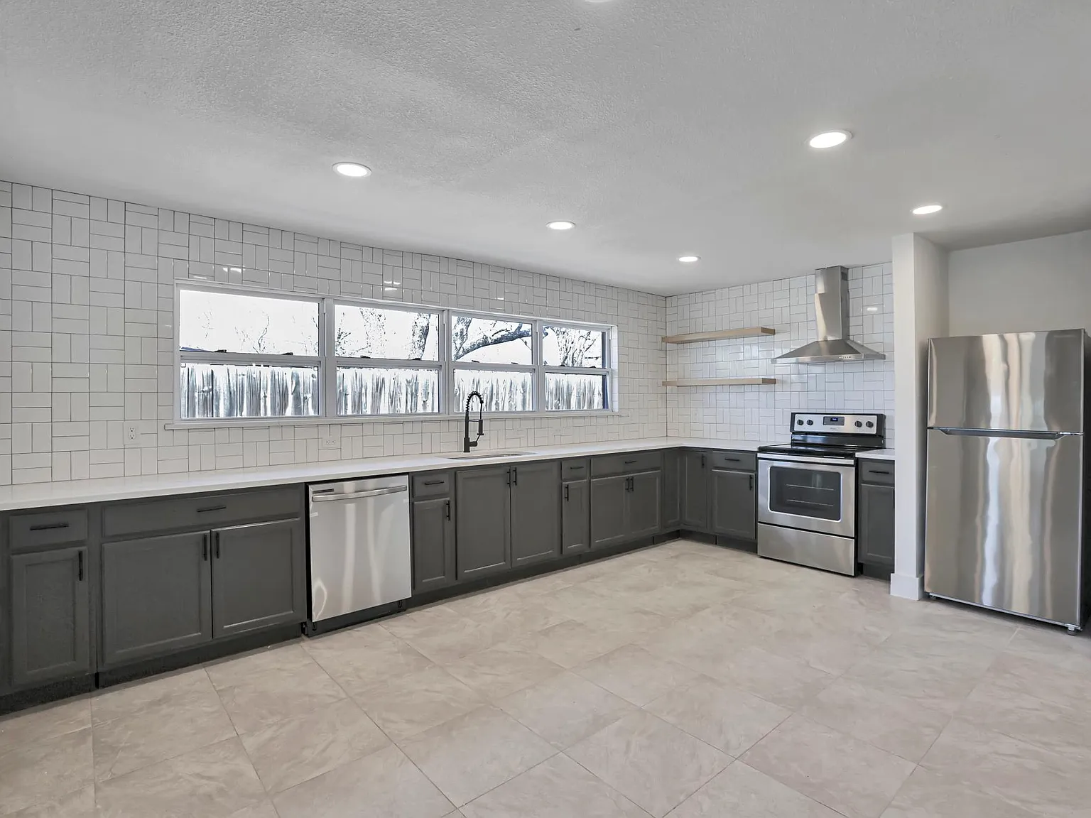 1610 S Beckley Ave — Photo 3