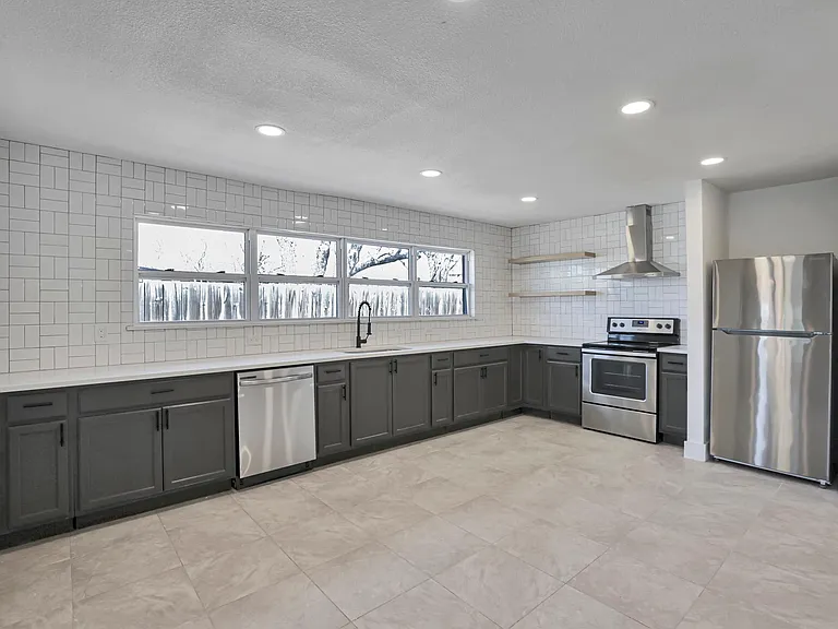 1610 S Beckley Ave — Photo 3