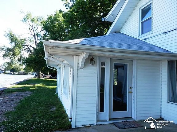 2nd image of 3684 Lakeshore Dr