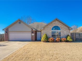 301 James Dr, Centerton, AR 72719