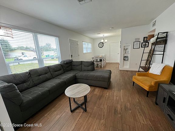 2nd image of 831 Glenmore Cir