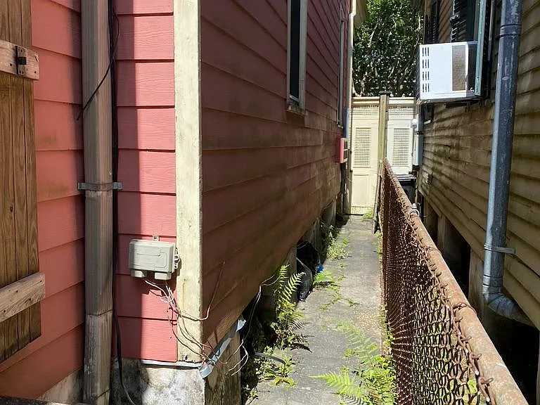 933 Louisa St — Photo 18