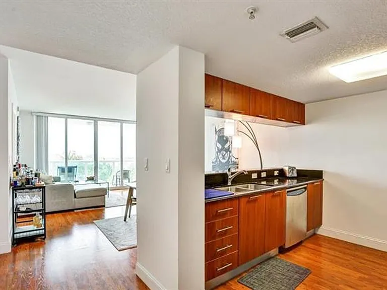 1800 N Bayshore Dr #1610 — Photo 4