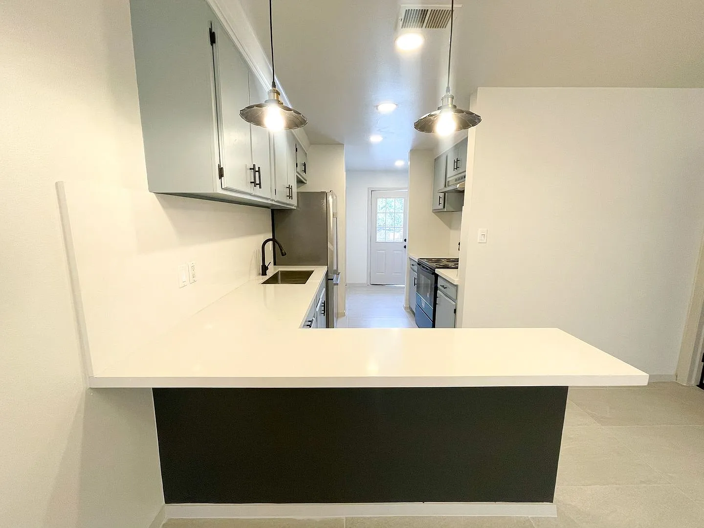 Centrally Located Apartment with Pool!! — Photo 3