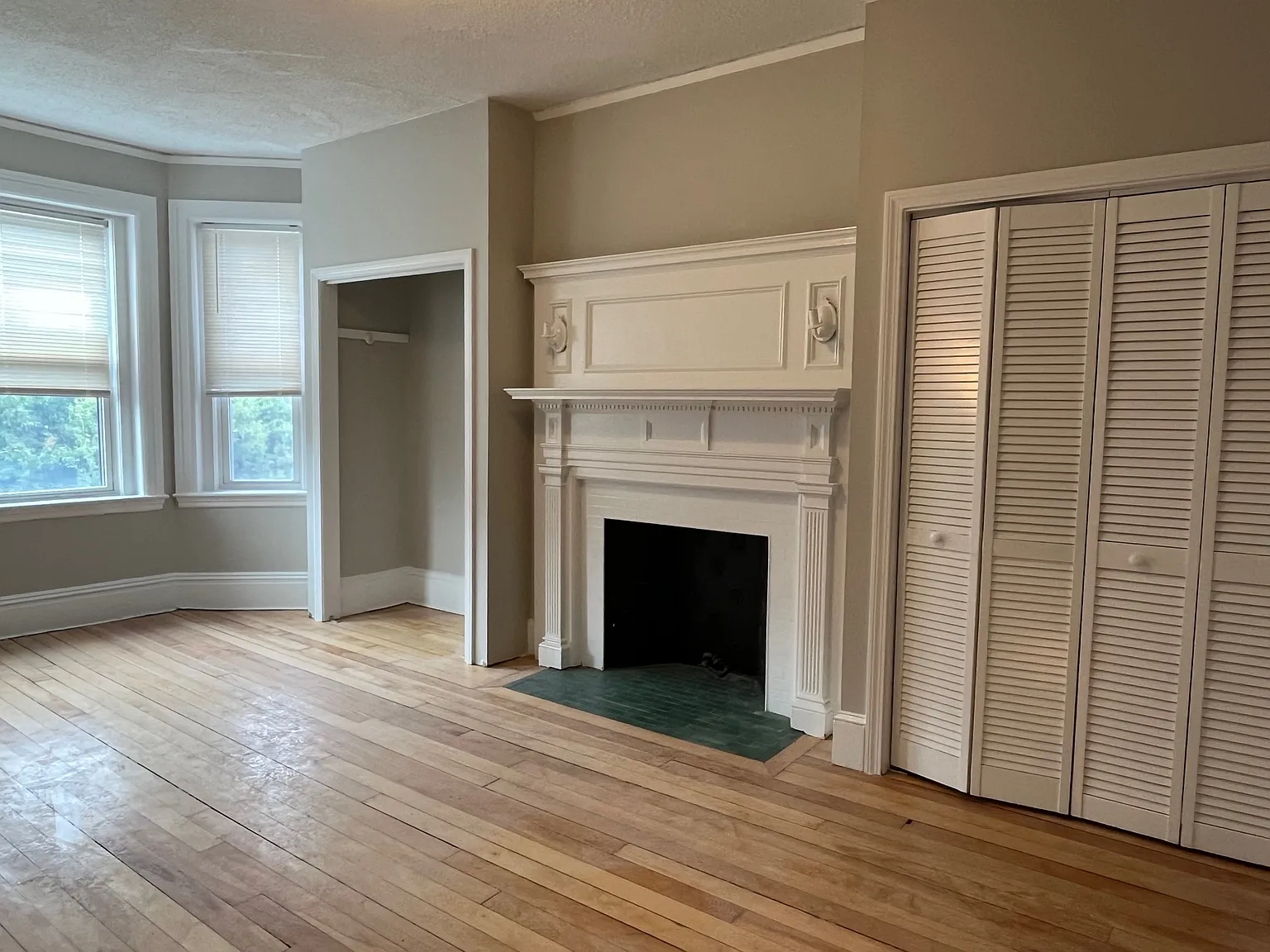 5 bed, 1340 sqft, $4,400 — Photo 3
