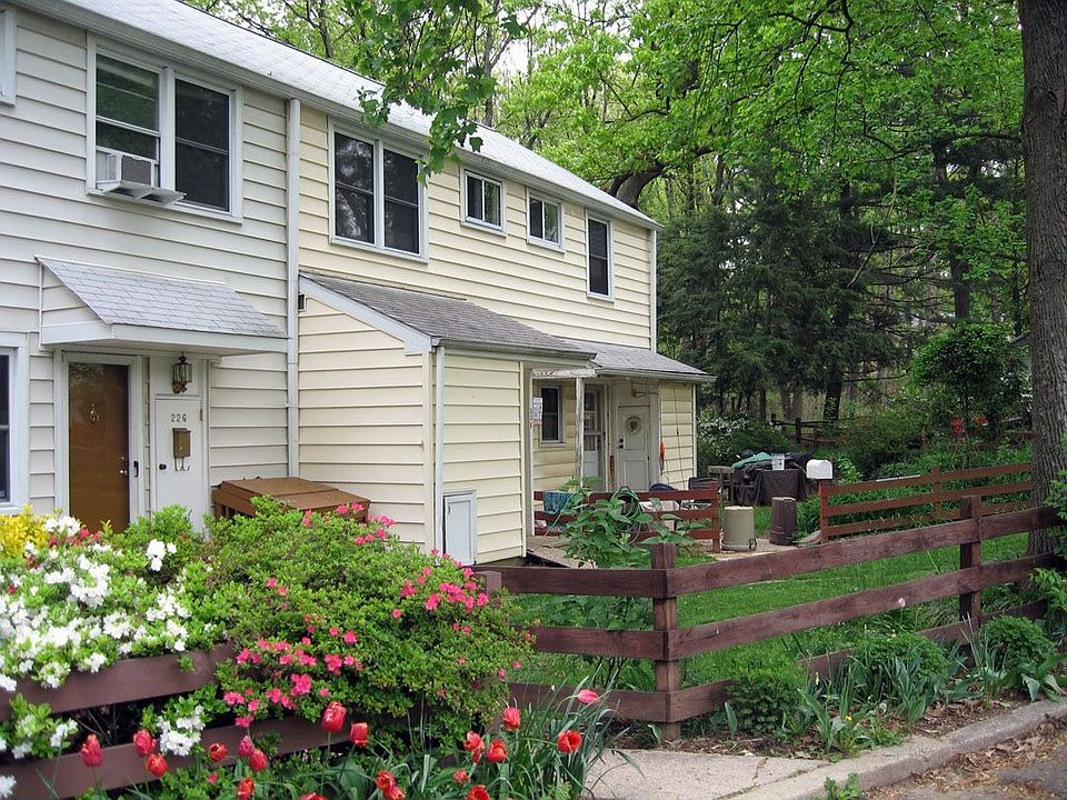 Service side entrance