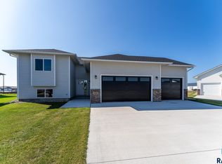 113 Atlantic Cir, Harrisburg, SD 57032