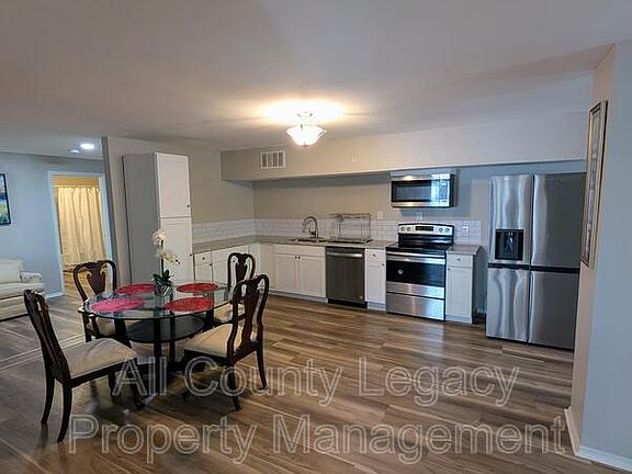 3rd image of 852 Pine Ridge Ct