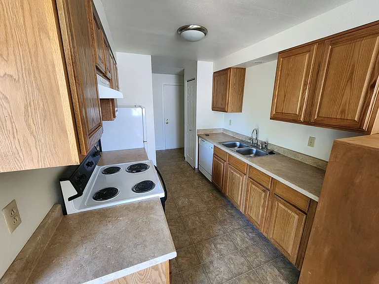 Two Bedroom Apt. w/ Washer and Dryer — Photo 12