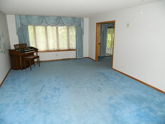 3rd image of 304 Lilac Ln
