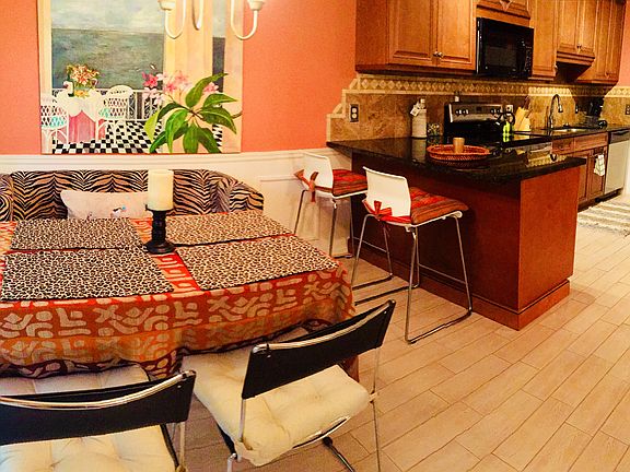 Dining area to kitchen