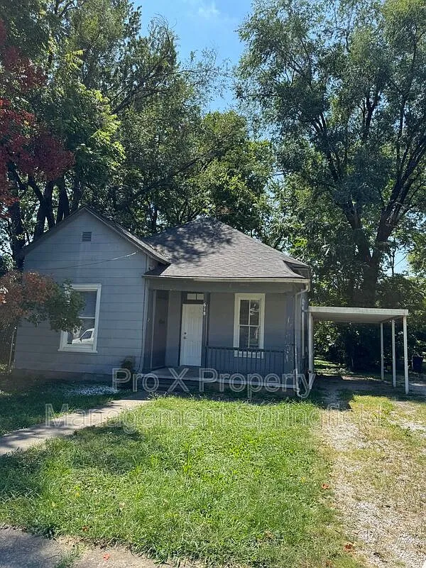 3 bed, 1.0 bath, $1,015 — Photo 1