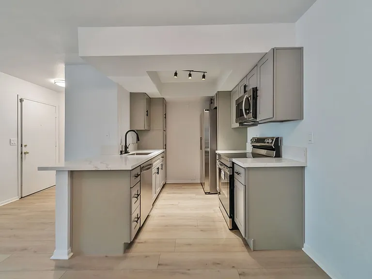 Valencia Apartments — Photo 24