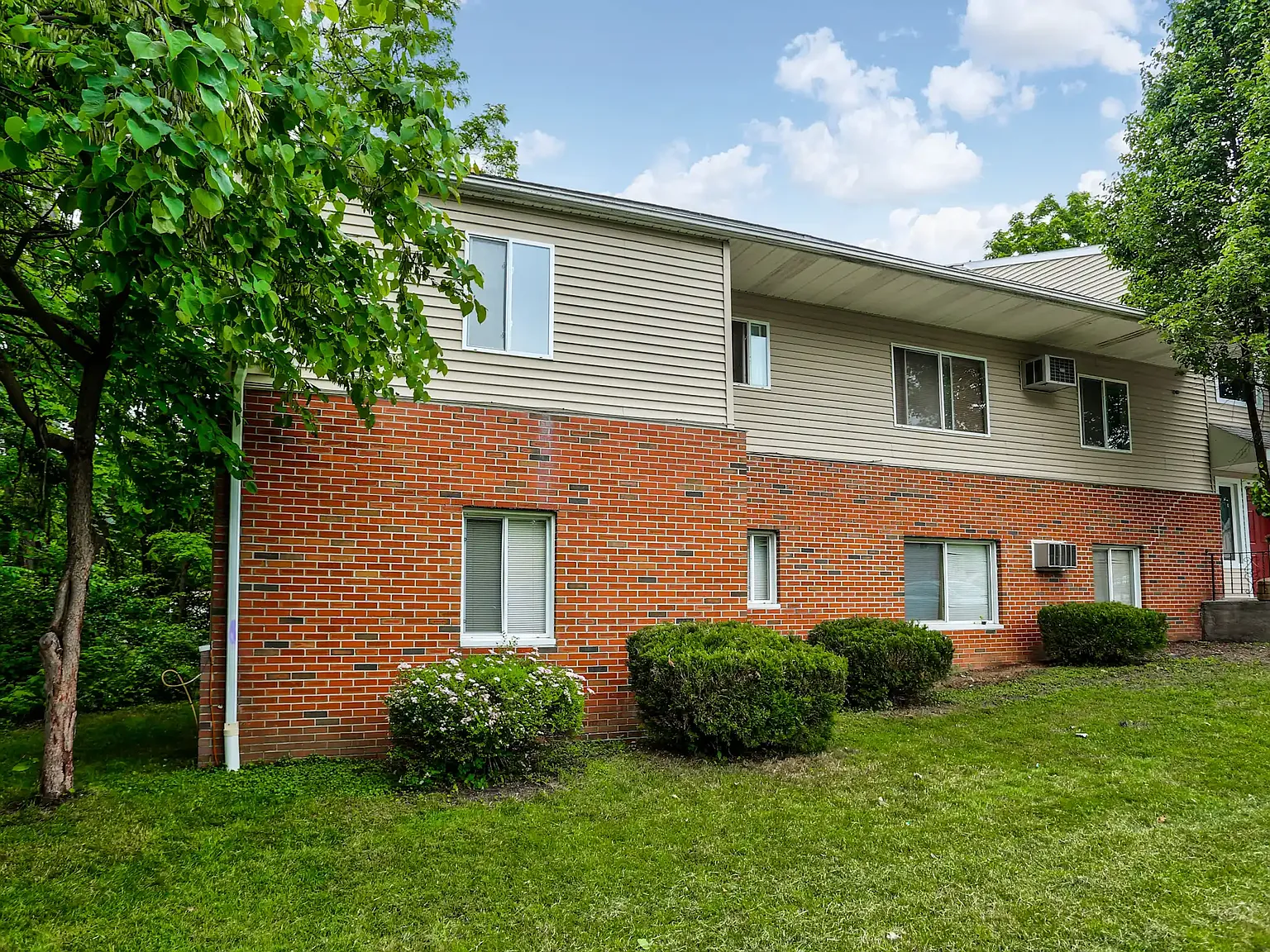 The Creekside Manor Apartments — Photo 2