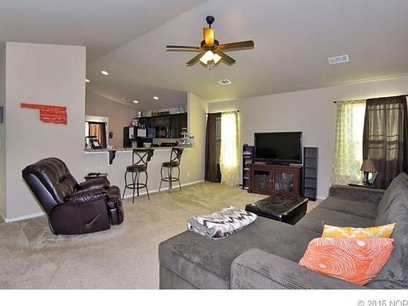 3rd image of 1530 W Burnham Ave