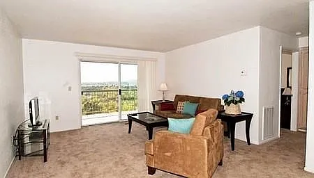River Knolls Apartment — Photo 9