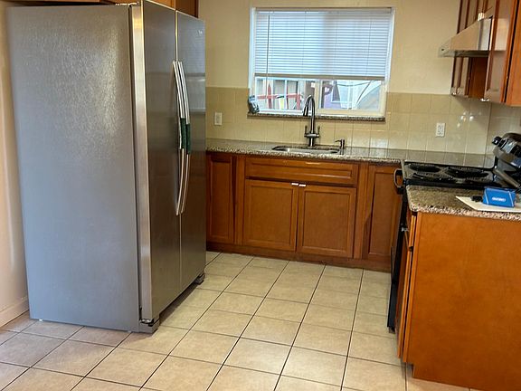4th image of 128 Gardiner Ave #1