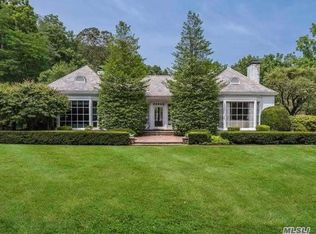 1 Thorne Ln, Locust Valley, NY 11560