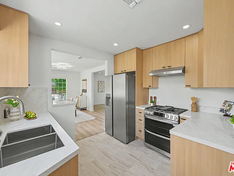 5119 Enfield Ave — Photo 13