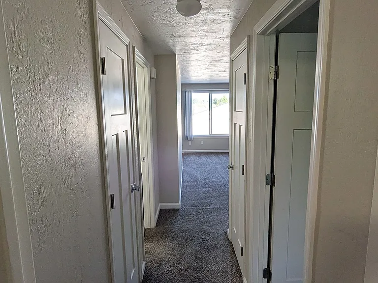 Apartment in West Salem near banks, shopping areas, bus lines, and downtown! ~ Colonial — Photo 10