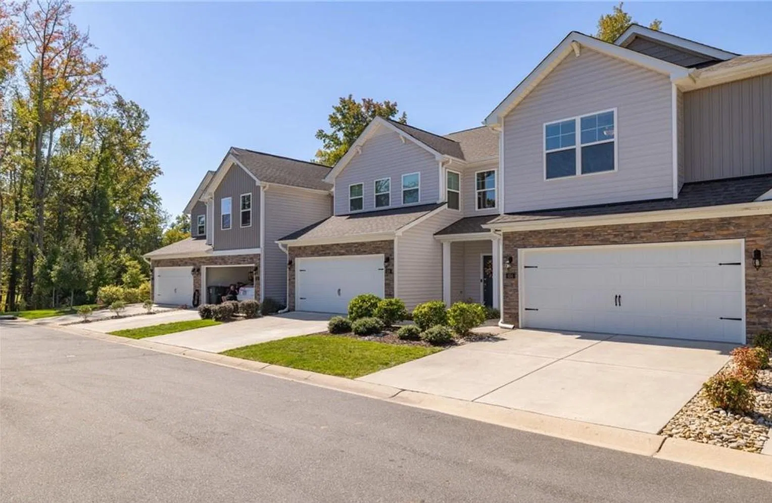 4 bed, 3.0 bath, 2450 sqft, $2,250 — Photo 2