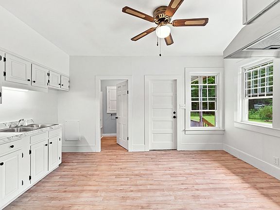 3rd image of 588 Poole St
