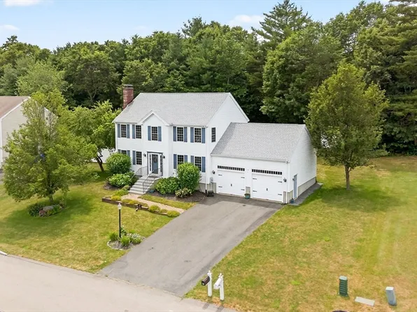 215 Powhattan Dr, Taunton, MA 02780