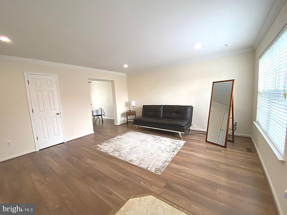 4th image of 1007 Woodview Ct #7