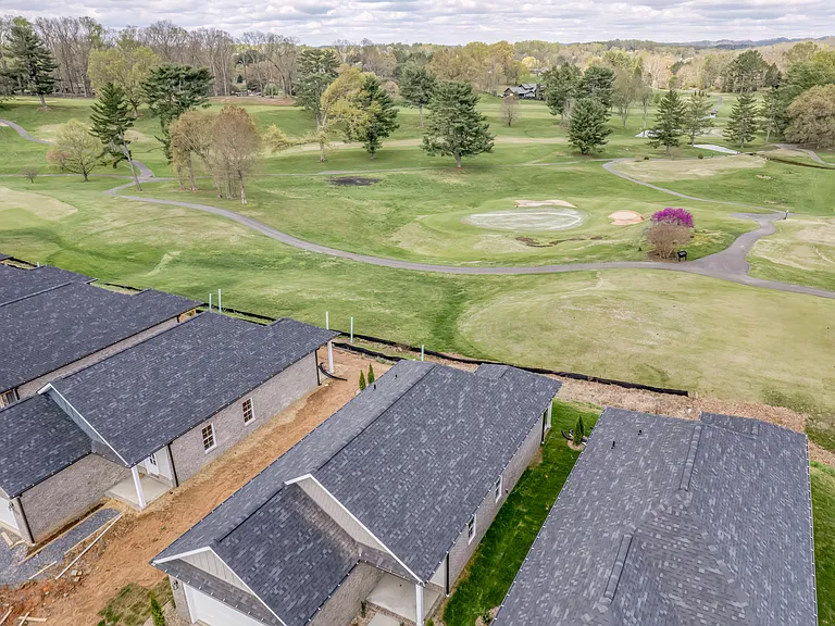 221 Monroe Dr — Photo 36