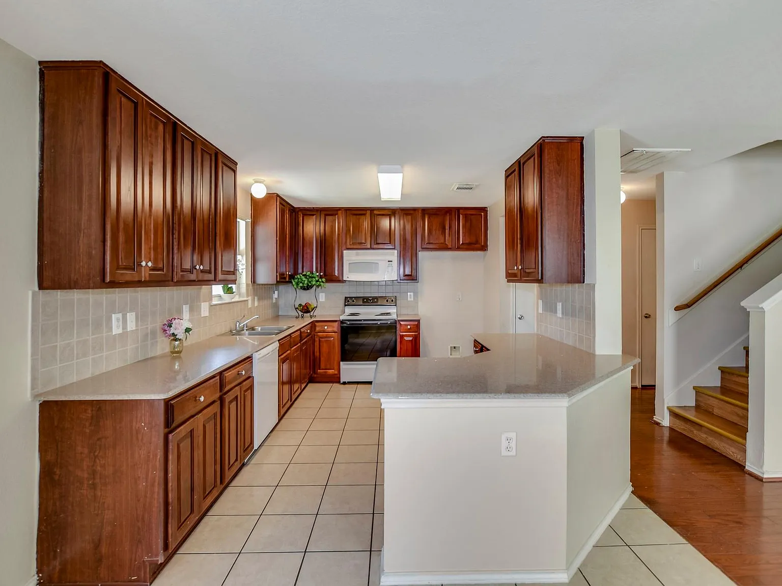 3 bed, 2.0 bath, 2160 sqft, $2,400 — Photo 2