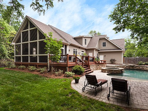 Exterior Back: Incredible, l