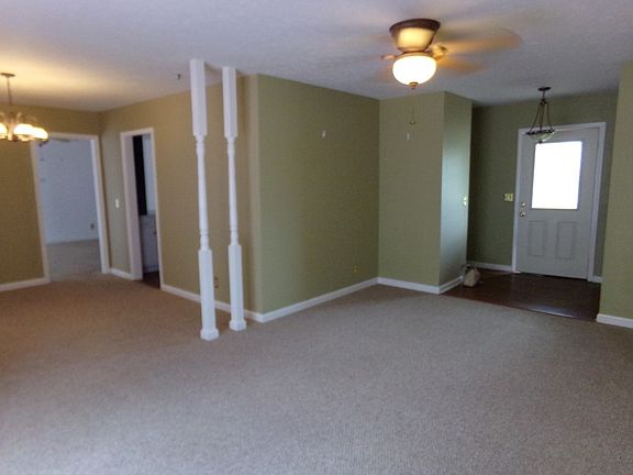 4th image of 977 Hillcrest Dr