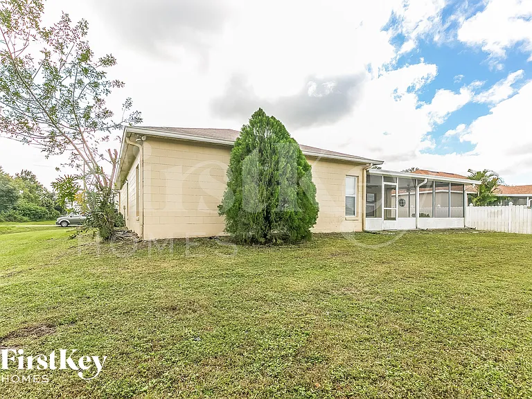 927 Cannes Dr — Photo 15