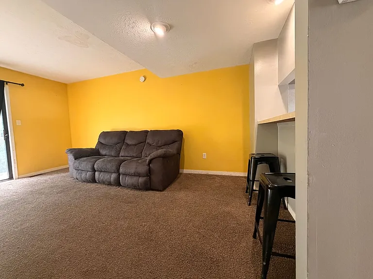 576 E Graham Pl — Photo 5