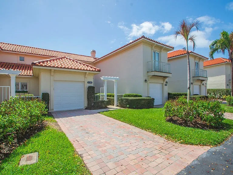 1345 Saint Davids Ln — Photo 4