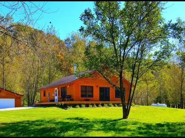 1725 Brady Dr, Waterville, IA 52170