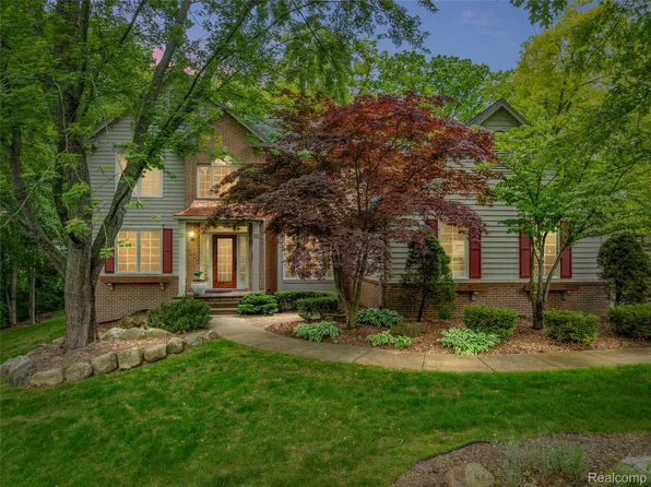 8035 High Point Trl, White Lake, MI 48386
