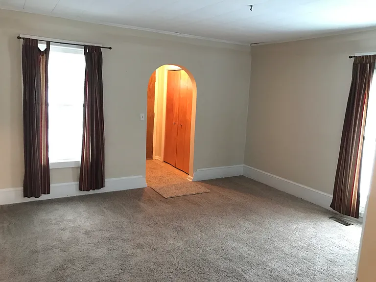 415 Hutchinson St — Photo 12
