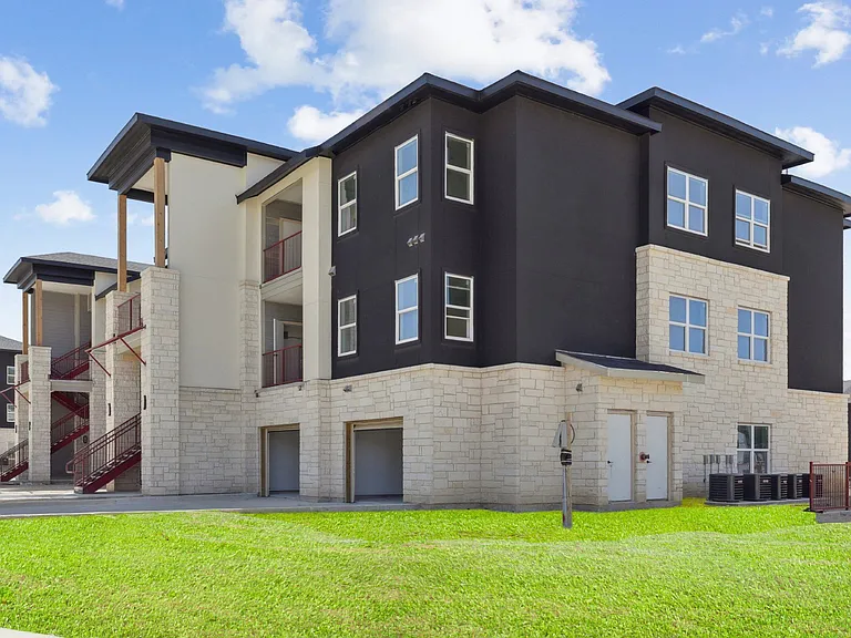 Hillside on Parmer Lane — Photo 29