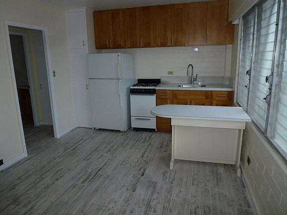 2nd image of 810 Green St APT 1