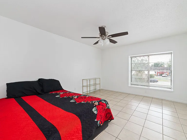 Newly Renovated Apartment In Houston — Photo 31