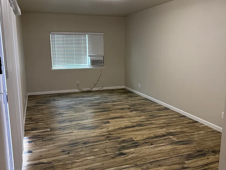 241 S Peach Ave — Photo 5