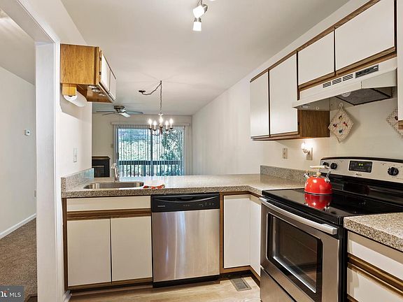 4th image of 320 Cashel Ct #320