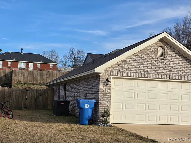 745 Park Ln — Photo 4