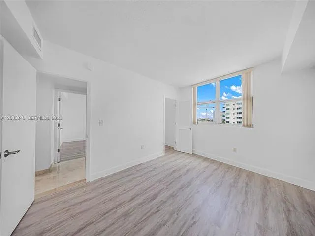 7501 E Treasure Dr #7M — Photo 9