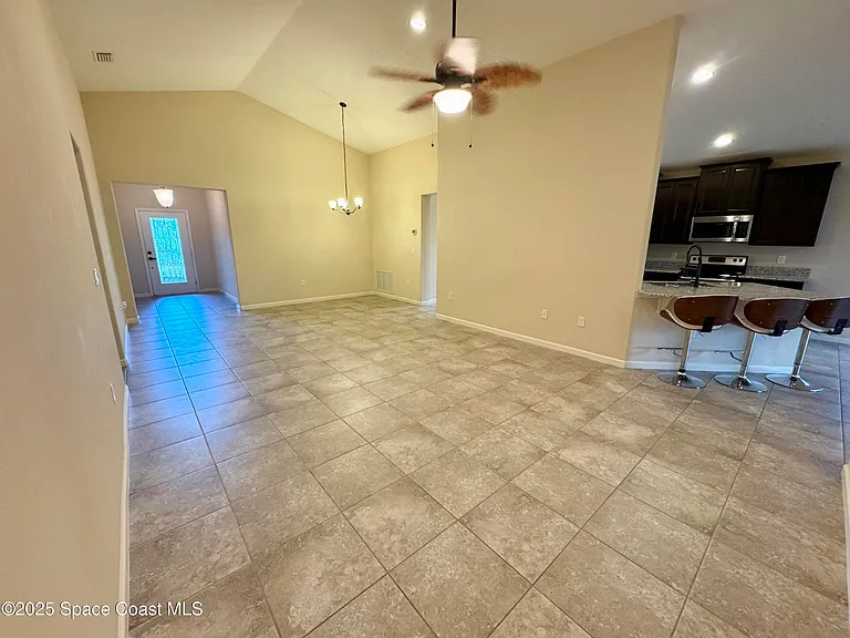 590 Trymore Dr SE — Photo 2