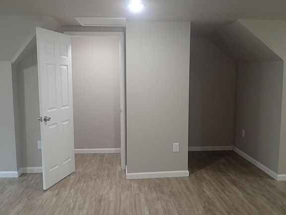 Large 3rd fl master bed with walk-in closet