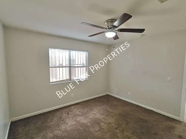 100 E Medina Rd — Photo 17