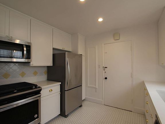 3rd image of 451 San Vicente Blvd APT 1