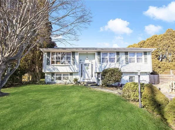 15 Jean St, Narragansett, RI 02882